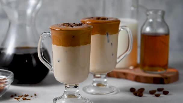 Dalgona Kaffee Eisgekühlter Kaffee Und Milch Glasbechern Dunkler Hintergrund — Stockvideo