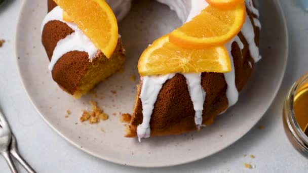 Kremalı Meyve Dilimli Portakallı Kek Yapımı Tatlı — Stok video