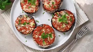 Doldurulmuş Portobello mantar şampiyonları domates ve mozzarella ile doldurulmuş.