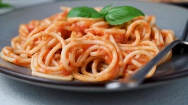 Domates soslu spagetti, ev yapımı sağlıklı Akdeniz yemekleri.
