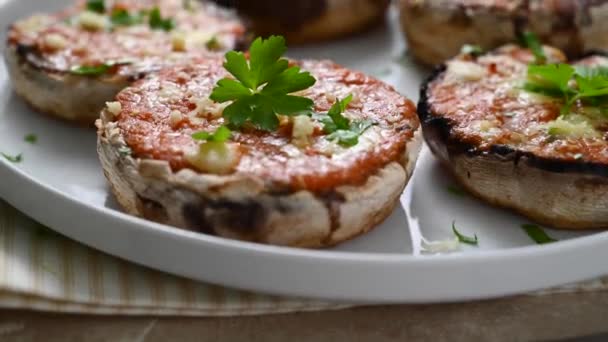 토마토와 모차렐라를 버섯으로 샹폴리옹 — 비디오