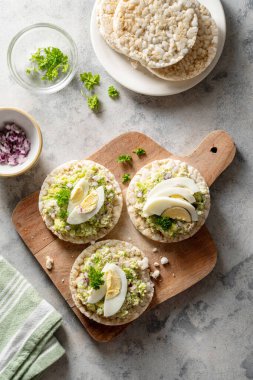 Avokado ton balığı salatası, pirinç keki, kırmızı soğan ve haşlanmış yumurta.