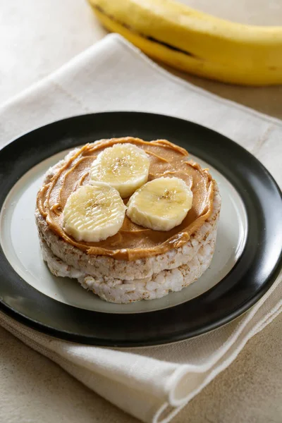 Bolo Arroz Soprado Com Manteiga Banana Amendoim Lanche Proteína Saudável — Fotografia de Stock