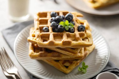 Yabanmersinli ve ballı ev yapımı Belçika waffle 'ı..