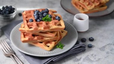 Yabanmersinli ve ballı ev yapımı Belçika waffle 'ı..