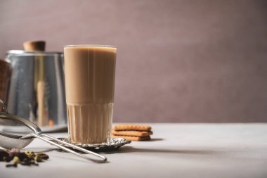 Hint masala çayı. Süzgeç ve çay baharatlı geleneksel cam.