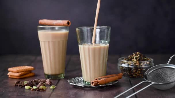 Friss Indiai Masala Chai Teát Töltök Két Pohár Hagyományos Latte — Stock videók