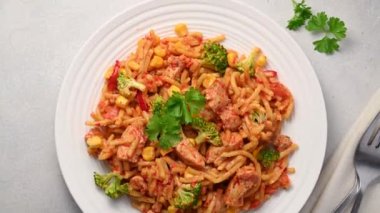 Tavuk göğsü ile karıştırılmış yumurtalı erişte. Üst görünüm.