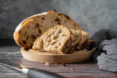 Ekşi hamurlu ev yapımı ekmek, yüksek proteinli beyaz undan yapılır, dilimler halinde kesilir.