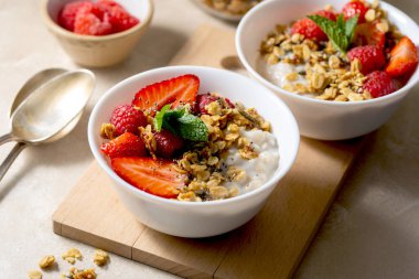Yulaf ezmeli yulaf lapası taze böğürtlen, çilek ve ev yapımı granola. Kahvaltı hazır..
