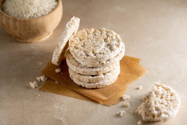 Pirinç kekleri, glütensiz kurabiyeler, diyet ve sağlıklı atıştırmalıklar.