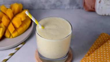 Mango, muzlu sağlıklı smoothie shake. Sağlıklı beslenme konsepti.