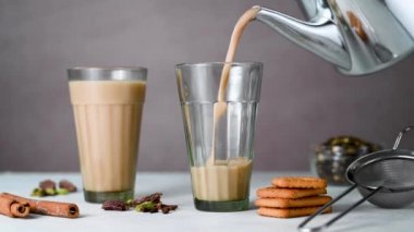 Taze Hint masala çayı koyuyorum. Geleneksel latte çayı ile iki bardak.. 