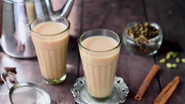 Chá Indiano Masala Chai Óculos Tradicionais Com Coador Especiarias Chai — Vídeo de Stock