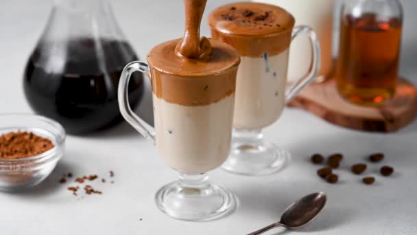 Кофе Далгона Холодный Кофе Молоко Стеклянных Чашках — стоковое видео