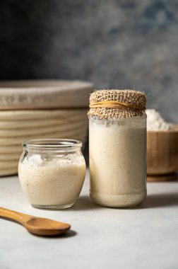 Kavanozda ekşi ekmek. Ekmek hamuru pişirmek için ev yapımı sağlıklı mayalar.