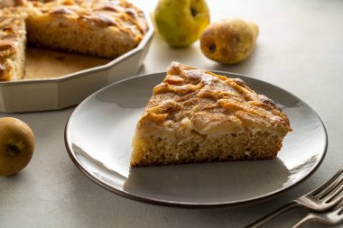 Armutlu turta. Ev yapımı armut turtası, taze meyveli tart.