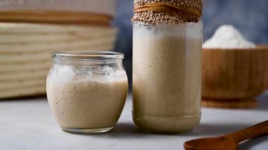 Kavanozda ekşi ekmek. Ekmek hamuru pişirmek için ev yapımı sağlıklı mayalar.