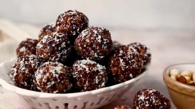 Yulaf ezmesi protein enerji topları. Pişirmek yok enerji lokmaları fındık, kurutulmuş meyve ve fıstık ezmesi