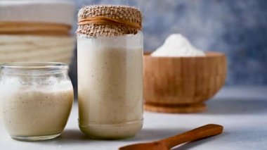 Kavanozda ekşi ekmek. Ekmek hamuru pişirmek için ev yapımı sağlıklı mayalar.