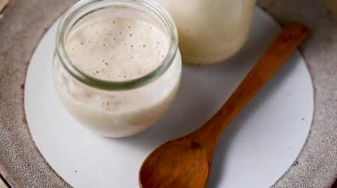 Kavanozda ekşi ekmek. Ekmek hamuru pişirmek için ev yapımı sağlıklı mayalar.