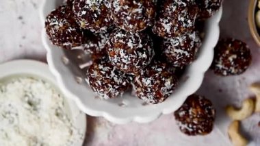 Yulaf ezmesi protein enerji topları. Pişirmek yok enerji lokmaları fındık, kurutulmuş meyve ve fıstık ezmesi