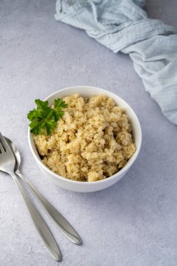 Beyaz kasede pişirilmiş kinoa, sağlıklı yiyecekler..