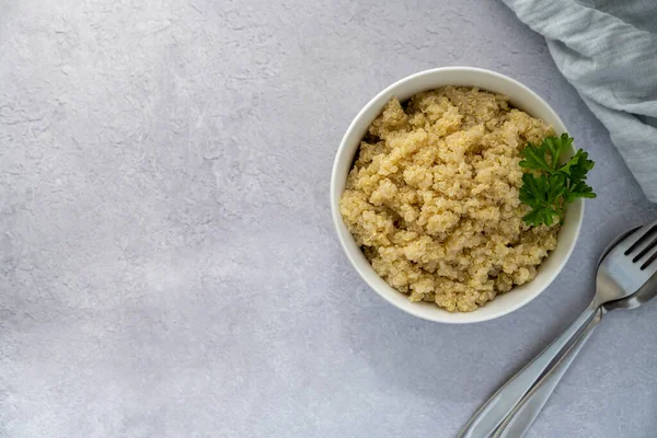 Beyaz kasede kinoa pişirdim, sağlıklı yiyecekler. Üst görünüm, alanı kopyala.