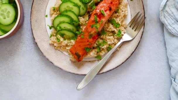 Gesundes Essen Quinoa Mit Gebackenem Rotem Fischlachs Und Frischen Gurken — Stockvideo