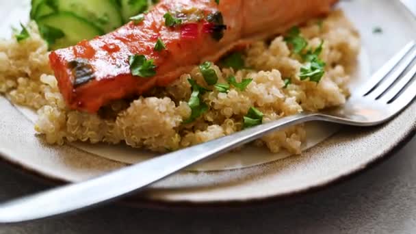 Zdravé Jídlo Quinoa Pečeným Červeným Rybím Lososem Čerstvou Okurkou — Stock video