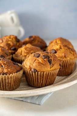 Tabakta çikolatalı kekler, ev yapımı tatlı..