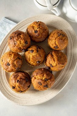 Tabakta çikolatalı kekler, ev yapımı tatlı..
