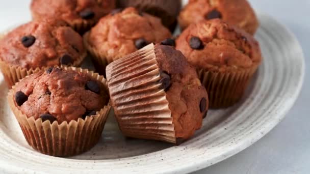 Čokoládové Muffiny Talíři Domácí Pečivo — Stock video
