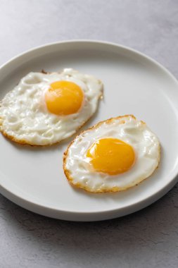 Tabakta yumurta, kahvaltı, sağlıklı proteinler.