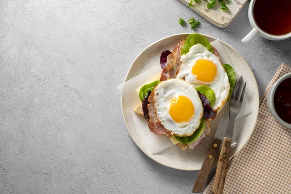 Comida Pequeno Almoço Ovos Fritos Com Bacon Torrada Vista Superior — Fotografia de Stock