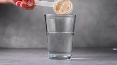 Protein tozu ya da bardağa kolajen tozu karıştırıp protein içeceği yapmak. Vücut geliştirme, fitness sporu, sağlık ve beslenme