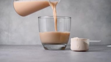İki bardak protein içeceğiyle bir kepçedeki protein tozu. Vücut geliştirme, fitness sporu, sağlık ve beslenme