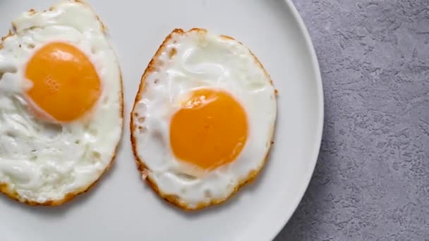 在盘子里煎鸡蛋 吃早餐 吃健康的蛋白质 — 图库视频影像
