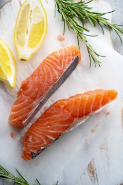Limonlu ve taze otlu çiğ somon fileto bifteği.