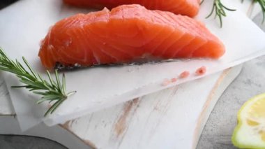 Çiğ somon fileto biftek, limon ve taze otlar. Boşluğu kopyala.
