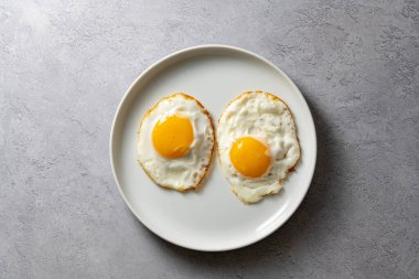 Tabakta yumurta, kahvaltı, sağlıklı proteinler.