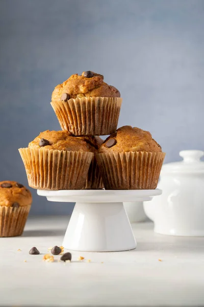 Chocolade Muffins Een Bord Zelfgemaakt Gebak Dessert — Stockfoto
