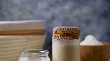 Kavanozda ekşi ekmek. Ekmek hamuru pişirmek için ev yapımı sağlıklı mayalar.
