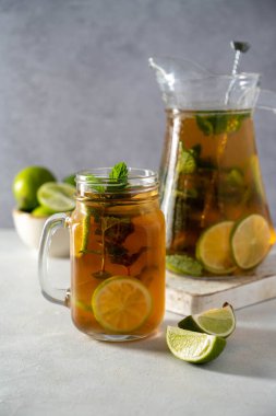 Limonlu buzlu buzlu çay ve mason kavanozu. Yaz ferahlatıcı içecek