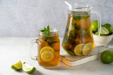Limonlu buzlu buzlu çay ve mason kavanozu. Yaz ferahlatıcı içecek