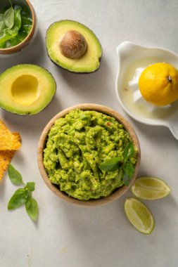 Guacamole avokado püresi sosu, yanında da tortilla cipsi.