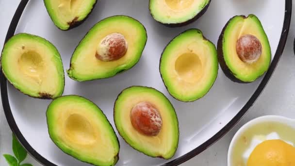Yakın Plan Kesilmiş Avokado Guacamole Pişirme Sağlıklı Yemek Iyi Manzara — Stok video
