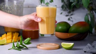 Taze mango, nane ve limonlu bir bardakta mango kokteyli.