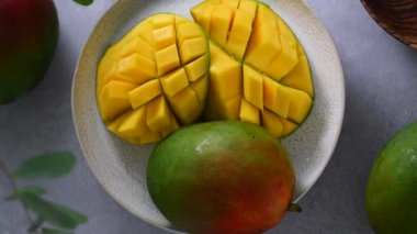 Üst manzara taze mango yavaş çekim. Lezzetli, sulu dilimlenmiş mango meyvesi.