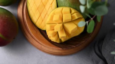 Taze mango ağır çekim. Lezzetli, sulu dilimlenmiş mango meyvesi.